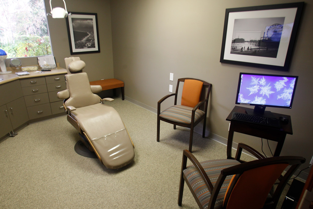 Lunova-Dental-Implant-Center-exam-room-Dr-jacobs